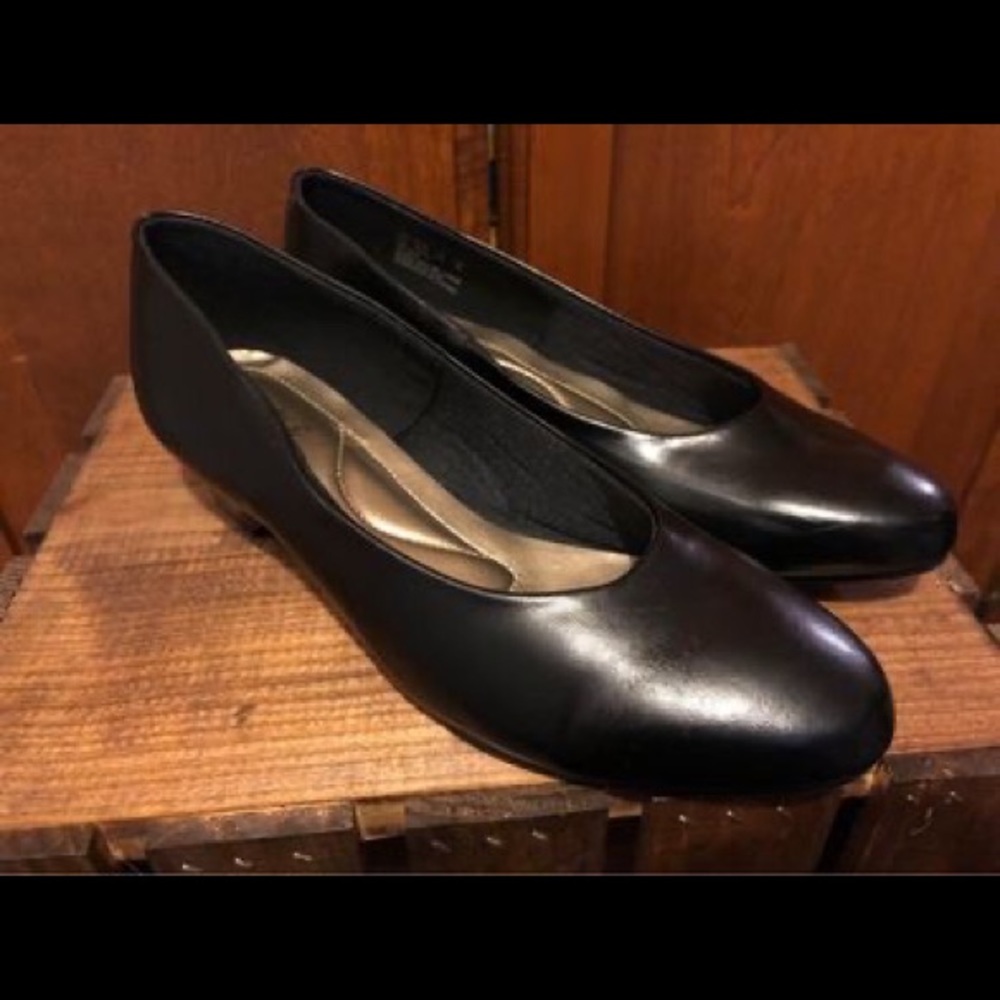 Soft style brand  size 7.5 dress shoes. Black